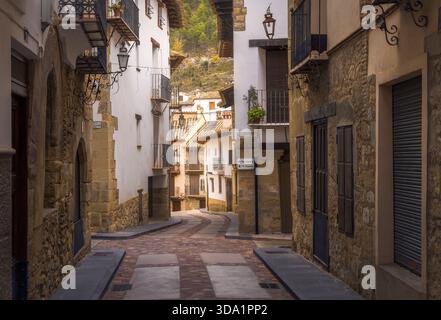 Passeggiando per le pittoresche strade di Rubielos de Mora si scopre una splendida architettura e un'atmosfera tranquilla, con edifici pittoreschi e vento Foto Stock
