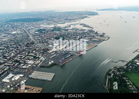 Vista aerea del porto di New York e dell'area del porto industriale Foto Stock
