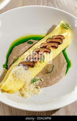 frittata con funghi e salsa Foto Stock