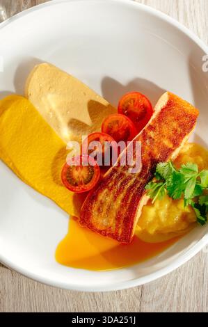 bistecca di salmone con verdure e salsa Foto Stock