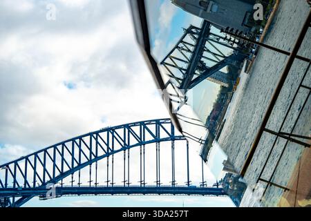 Il Sydney Harbour Bridge si riflette nelle finestre della Sydney Opera House in Australia Foto Stock