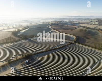 Fattoria solare. Mattina d'inverno. Monmouthshire, Galles, Regno Unito. Foto Stock