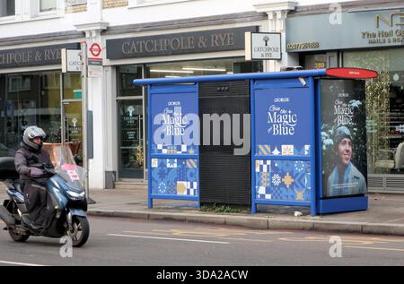 Londra, Regno Unito. 8 dicembre 2025. Il Chelsea FC prende il controllo delle fermate degli autobus locali in una nuova campagna pubblicitaria. Credito: Brian Minkoff/Alamy Live News Foto Stock
