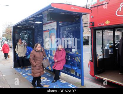 Londra, Regno Unito. 8 dicembre 2025. Il Chelsea FC prende il controllo delle fermate degli autobus locali in una nuova campagna pubblicitaria. Credito: Brian Minkoff/Alamy Live News Foto Stock