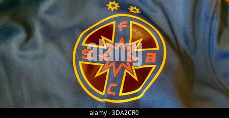 FCSB Bucarest squadra di calcio (ex Steaua) logo-emblema su una t-shirt ufficiale, più campioni di calcio rumeni, squadra rinomata in Europa. Foto Stock