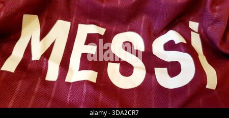 Il nome della megastar di calcio argentina e del campione del mondo Lionel messi su una maglia, primo piano, attenzione selettiva. Foto Stock