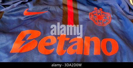 FCSB Bucarest squadra di calcio (ex Steaua) logo-emblema su una t-shirt ufficiale, più campioni di calcio rumeni, squadra rinomata in Europa. Foto Stock