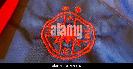FCSB Bucarest squadra di calcio (ex Steaua) logo-emblema su una t-shirt ufficiale, più campioni di calcio rumeni, squadra rinomata in Europa. Foto Stock