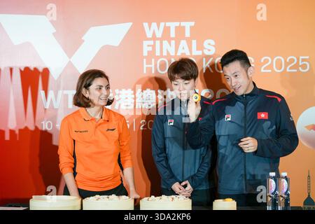 Hong Kong, Cina. 8 dicembre 2025. Wong Chun Ting (R)/Doo Hoi Kem (C) della Cina Hong Kong partecipano alla cerimonia di sorteggio delle finali WTT Hong Kong 2025 a Hong Kong, Cina meridionale, 8 dicembre 2025. Crediti: Zhu Wei/Xinhua/Alamy Live News Foto Stock