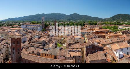 vista panoramica di lucca in toscana, con la cattedrale di san martino e la basilica di san giovanni Foto Stock