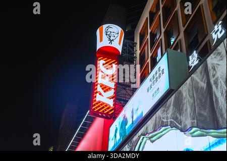 SHANGHAI - 20 novembre: Logotipo del ristorante KFC durante la notte del 20 novembre. 2025 a Shanghai, Cina Foto Stock