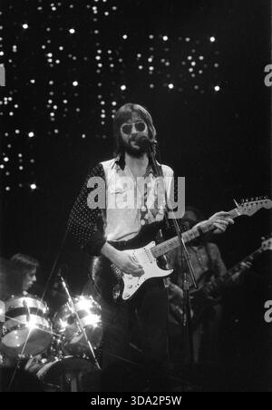 ROTTERDAM, OLANDA - NOVEMBRE 30: Eric Clapton si esibisce dal vivo sul palco di Ahoy, Rotterdam il 30 1974 novembre durante il suo Tour europeo Ocean Boulevard del 461 Foto Stock