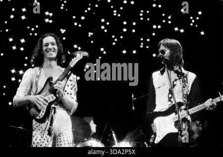 ROTTERDAM, OLANDA - NOVEMBRE 30: Eric Clapton si esibisce dal vivo sul palco di Ahoy, Rotterdam il 30 1974 novembre durante il suo Tour europeo Ocean Boulevard del 461 Foto Stock