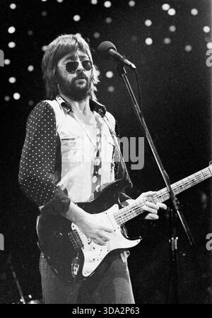 ROTTERDAM, OLANDA - NOVEMBRE 30: Eric Clapton si esibisce dal vivo sul palco di Ahoy, Rotterdam il 30 1974 novembre durante il suo Tour europeo Ocean Boulevard del 461 Foto Stock