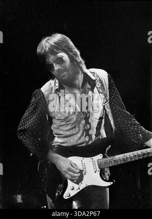 ROTTERDAM, OLANDA - NOVEMBRE 30: Eric Clapton si esibisce dal vivo sul palco di Ahoy, Rotterdam il 30 1974 novembre durante il suo Tour europeo Ocean Boulevard del 461 Foto Stock