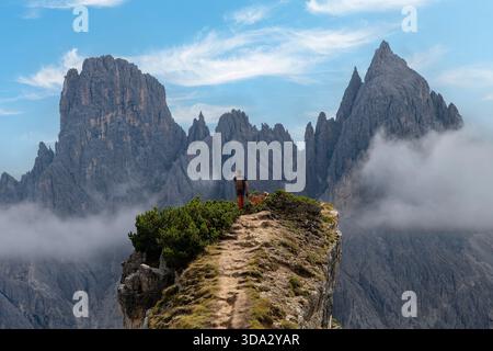 Uomo e il suo cane scattano una foto al punto panoramico Cadini di Misurina di cime frastagliate nei pressi delle tre Cime di Lavaredo chiamate anche Drei Zinn Foto Stock