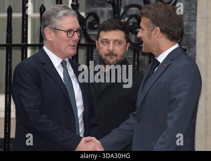 Westminster Londra, Regno Unito. 8 dicembre 2025. Il primo ministro Keir Starmer incontra il presidente ucraino Volodymyr Zelensky e il presidente francese Emmanuel Macron per i colloqui di pace sulla guerra tra Ucraina e Russia. Crediti: MARTIN DALTON/Alamy Live News Foto Stock