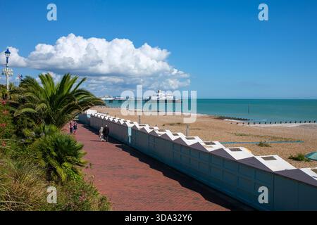 Eastbourne Pier, capanne sulla spiaggia, passeggiata e spiaggia di Eastbourne, East Sussex, Regno Unito Foto Stock