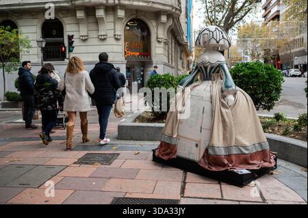 Madrid, Spagna. 7 dicembre 2025. Una scultura a forma di figure del pittore Velázquez Las Menina è visibile durante la mostra Meninas Madrid Gallery. Credito: SOPA Images Limited/Alamy Live News Foto Stock