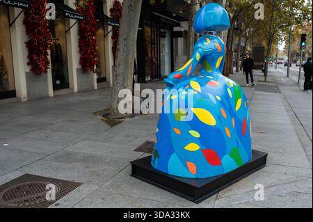 Madrid, Spagna. 7 dicembre 2025. Una scultura a forma di figure del pittore Velázquez Las Menina è visibile durante la mostra Meninas Madrid Gallery. Credito: SOPA Images Limited/Alamy Live News Foto Stock