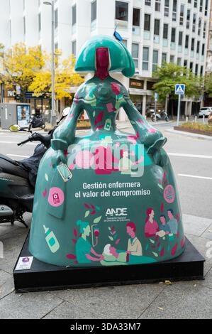 Madrid, Spagna. 7 dicembre 2025. Una scultura a forma di figure del pittore Velázquez Las Menina è visibile durante la mostra Meninas Madrid Gallery. Credito: SOPA Images Limited/Alamy Live News Foto Stock