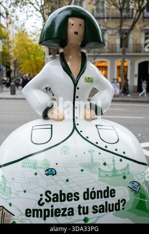 Madrid, Spagna. 7 dicembre 2025. Una scultura a forma di figure del pittore Velázquez Las Menina è visibile durante la mostra Meninas Madrid Gallery. Credito: SOPA Images Limited/Alamy Live News Foto Stock