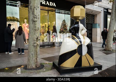 Madrid, Spagna. 7 dicembre 2025. Una scultura a forma di figure del pittore Velázquez Las Menina è visibile durante la mostra Meninas Madrid Gallery. Credito: SOPA Images Limited/Alamy Live News Foto Stock
