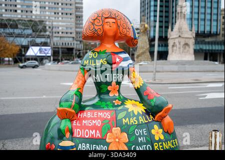 Madrid, Spagna. 7 dicembre 2025. Una scultura a forma di figure del pittore Velázquez Las Menina è visibile durante la mostra Meninas Madrid Gallery. Credito: SOPA Images Limited/Alamy Live News Foto Stock