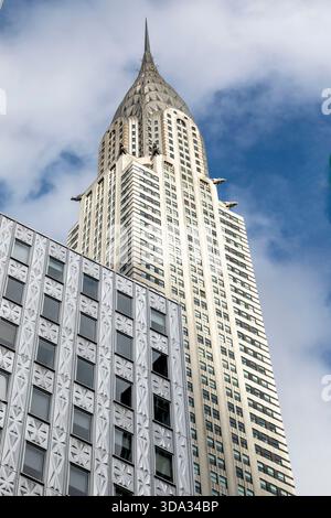 New York City, NY, USA-28 ottobre 2025; vista ad angolo basso della facciata rivestita in acciaio inox del grattacielo Socony-Mobil Building del 1956 con in b Foto Stock