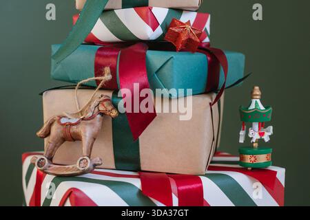 Primo piano di una pila di cinque regali di Natale avvolti con decorazioni natalizie Foto Stock