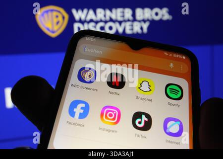 Auf einem laptop wurde die Website vom Hollywood-Konzern Warner Bros. Discovery aufgerufen. Davor sind auf einem smartphone wie Apps von unter anderem Warner Bros Discovery sowie Netflix zu sehen. Der Streamingdienst Netflix sarà Warner Bros. Scoperta übernehmen. Simbolo/simbolo foto. Schnelsen Hamburg *** il sito web del gruppo Hollywood Warner Bros Discovery è stato richiamato su un laptop di fronte ad esso, le app di Warner Bros Discovery e Netflix, tra gli altri, possono essere viste su uno smartphone il servizio di streaming Netflix vuole prendere il controllo di Warner Bros Discovery immagine simbolica immagine simbolica SC Foto Stock