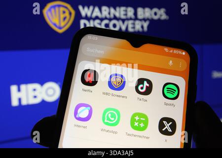 Auf einem laptop wurde die Website vom Hollywood-Konzern Warner Bros. Discovery aufgerufen. Davor sind auf einem smartphone wie Apps von unter anderem Warner Bros Discovery sowie Netflix zu sehen. Der Streamingdienst Netflix sarà Warner Bros. Scoperta übernehmen. Simbolo/simbolo foto. Schnelsen Hamburg *** il sito web del gruppo Hollywood Warner Bros Discovery è stato richiamato su un laptop di fronte ad esso, le app di Warner Bros Discovery e Netflix, tra gli altri, possono essere viste su uno smartphone il servizio di streaming Netflix vuole prendere il controllo di Warner Bros Discovery immagine simbolica immagine simbolica SC Foto Stock