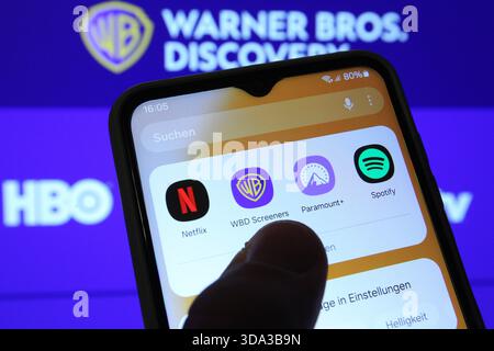 Auf einem laptop wurde die Website vom Hollywood-Konzern Warner Bros. Discovery aufgerufen. Davor sind auf einem smartphone die apps der Paramount Pictures Corporation von Netflix und Warner Bros Discovery zu Sehen. Netflix e Paramount wollen Warner Bros. Scoperta übernehmen. Simbolo/simbolo foto. Schnelsen Hamburg *** il sito web del gruppo Hollywood Warner Bros Discovery è stato richiamato su un portatile di fronte ad esso, le app di Paramount Pictures Corporation di Netflix e Warner Bros Discovery possono essere viste su uno smartphone Netflix e Paramount vuole rilevare Warner Bros Discovery Sym Foto Stock