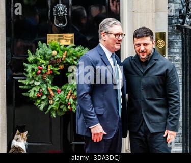 Londra, Regno Unito. 8 dicembre 2025. Il primo ministro, Sir Keir Starmer, saluta il presidente ukraniano Volodymyr Zelensky prima del loro incontro con i principali leader europei a Downing Street, Londra. Gli alleati dell'Ucraina pianificano la loro risposta alla pressione degli Stati Uniti affinché Kiev accetti concessioni nei colloqui di pace. Crediti: Guy Bell/Alamy Live News Foto Stock