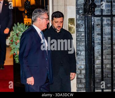 Londra, Regno Unito. 8 dicembre 2025. Il primo ministro, Sir Keir Starmer, saluta il presidente ukraniano Volodymyr Zelensky dopo l'incontro con i principali leader europei a Downing Street, Londra. Gli alleati dell'Ucraina pianificano la loro risposta alla pressione degli Stati Uniti affinché Kiev accetti concessioni nei colloqui di pace. Crediti: Guy Bell/Alamy Live News Foto Stock