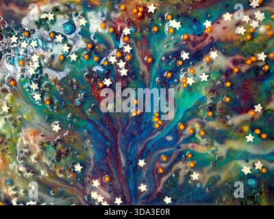 Una torta con glassa colorata come una galassia con spruzzi, popolare tra i bambini e preparata con cura, è stata un dolce momento culminante per un evento. Foto Stock