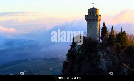 San Marino, 26-12-2014 Descrizione: Torre Montale medievale che emerge dalla nebbia all'alba nella Repubblica di San Marino Foto Stock