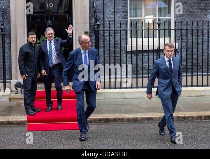 Londra, Regno Unito. 8 dicembre 2025. Il primo ministro Keir Starmer dà il benvenuto al presidente dell'Ucraina, Volodymyr Zelenskyy, al presidente francese Emmanuel Macron e al cancelliere tedesco Friedrich Merz, a Downing Street per discutere dei colloqui di pace in corso e mostrare sostegno e solidarietà all'Ucraina. Crediti: Mark Thomas/Alamy Live News Foto Stock