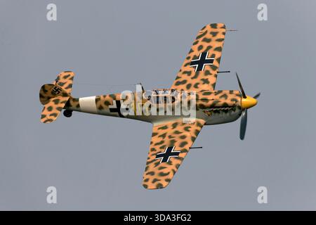 Un Hispano ha-112 MIL Buchon che rappresenta una Luftwaffe Messerschmitt Bf109 in raro mimetismo nel deserto Foto Stock