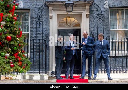 Londra, Regno Unito. 8 dicembre 2025. Il primo ministro Keir Starmer dà il benvenuto al presidente dell'Ucraina, Volodymyr Zelenskyy, al presidente francese Emmanuel Macron e al cancelliere tedesco Friedrich Merz, a Downing Street per discutere dei colloqui di pace in corso e mostrare sostegno e solidarietà all'Ucraina. Crediti: Mark Thomas/Alamy Live News Foto Stock