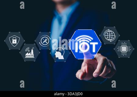 Tecnologia IoT e connettività wireless. Internet delle cose, uomo d'affari che tocca l'interfaccia IoT con icone ai, networking globale, industri Foto Stock