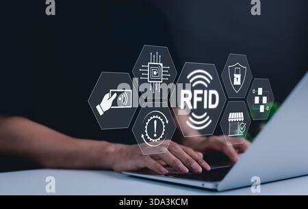 RFID, tecnologia di identificazione a radiofrequenza e concetti di sicurezza digitale. L'interfaccia RFID simboleggia la tecnologia contactless, la sicurezza digitale e il Foto Stock