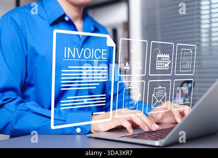 E-Invoice e dichiarazioni digitali online. Uomo d'affari che lavora con fatture, icone finanziarie, fatturazione, elaborazione dei pagamenti, pianificazione, tassa Foto Stock