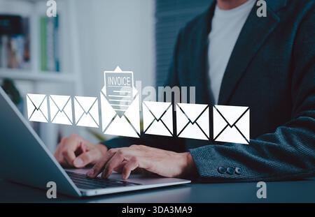 Concetto di notifica fattura elettronica e fatturazione digitale. Uomo d'affari con icone di busta digitale con documento di fattura, che rappresenta la fatturazione elettronica, Foto Stock