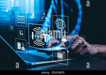 Tecnologia intelligente IOT. Concetto di Internet delle cose. L'uomo interagisce con la tecnologia intelligente su un dispositivo mobile, con icone IoT che rappresentano la connettività, Foto Stock