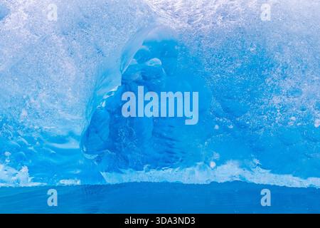 Primo piano del fondo di ghiaccio blu staccato dal ghiacciaio Lilliehöökbreen alla deriva nel Lilliehöökfjorden, fiordo nella Terra di Alberto i, Spitsbergen / Svalbard Foto Stock