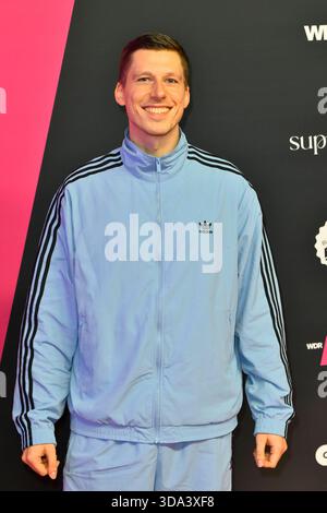 ABBbielefeld: Björn Bjoern von Morgenstern Musiker auf dem roten Teppich bei der Verleihung des WDR Musikpreis 1 Live Krone im Lokschuppen Bielefeld am 04.12.2025 NRW Deutschland *** ABBbielefeld Björn Bjoern von Morgenstern musicista sul tappeto rosso alla cerimonia di premiazione del WDR Music Prize 1 Live Krone nel Lokschuppen 2025 Bielefeld Germania Foto Stock