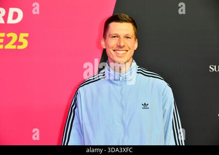 ABBbielefeld: Björn Bjoern von Morgenstern Musiker auf dem roten Teppich bei der Verleihung des WDR Musikpreis 1 Live Krone im Lokschuppen Bielefeld am 04.12.2025 NRW Deutschland *** ABBbielefeld Björn Bjoern von Morgenstern musicista sul tappeto rosso alla cerimonia di premiazione del WDR Music Prize 1 Live Krone nel Lokschuppen 2025 Bielefeld Germania Foto Stock