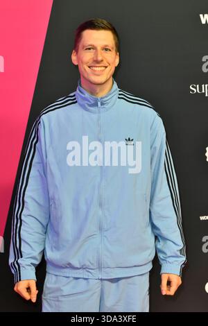 ABBbielefeld: Björn Bjoern von Morgenstern Musiker auf dem roten Teppich bei der Verleihung des WDR Musikpreis 1 Live Krone im Lokschuppen Bielefeld am 04.12.2025 NRW Deutschland *** ABBbielefeld Björn Bjoern von Morgenstern musicista sul tappeto rosso alla cerimonia di premiazione del WDR Music Prize 1 Live Krone nel Lokschuppen 2025 Bielefeld Germania Foto Stock