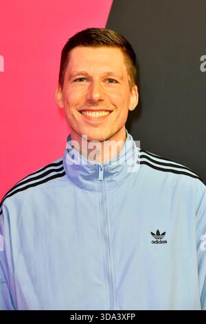 ABBbielefeld: Björn Bjoern von Morgenstern Musiker auf dem roten Teppich bei der Verleihung des WDR Musikpreis 1 Live Krone im Lokschuppen Bielefeld am 04.12.2025 NRW Deutschland *** ABBbielefeld Björn Bjoern von Morgenstern musicista sul tappeto rosso alla cerimonia di premiazione del WDR Music Prize 1 Live Krone nel Lokschuppen 2025 Bielefeld Germania Foto Stock